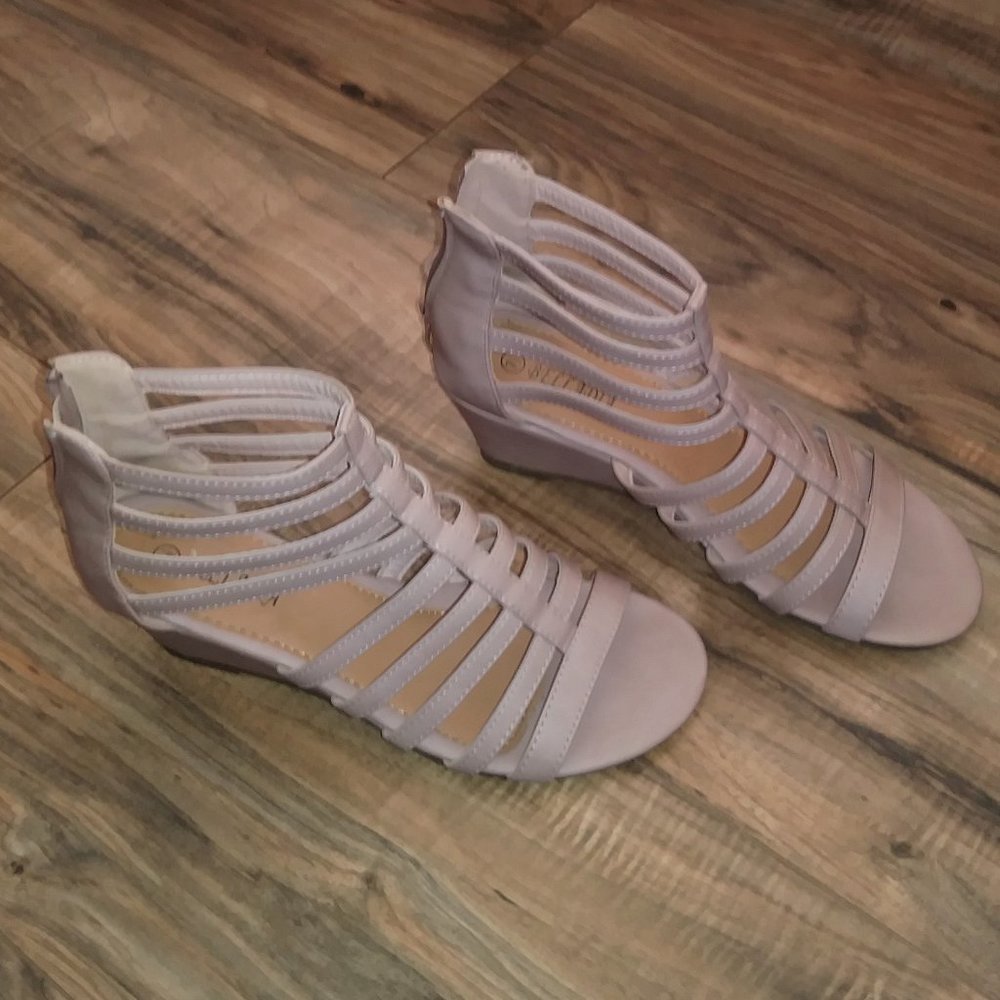 BELLADIA Strappy shoes Color Tan Size 7.5 - Picture 2 of 11